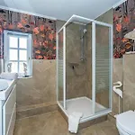 Gemuetliche Reet-pool-sauna