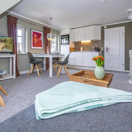 Gemuetliche Reet-pool-sauna *