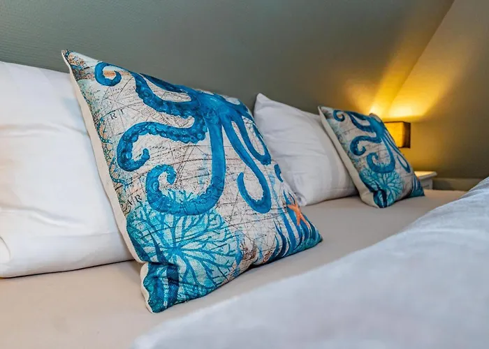 Gemuetliche Reet-pool-sauna