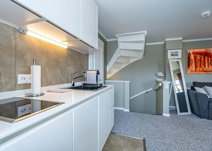 Gemuetliche Reet-pool-sauna