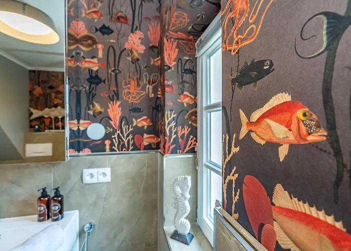 Gemuetliche Reet-pool-sauna