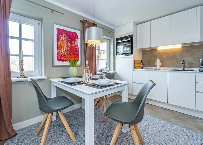 Gemuetliche Reet-pool-sauna